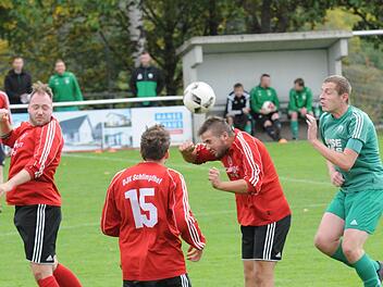 Leichte Orientierungsprobleme scheinen in dieser Situation die Schlimpfhofer zu haben beim Gastspiel in Untererthal. Foto: ssp