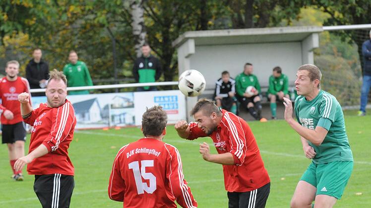 Leichte Orientierungsprobleme scheinen in dieser Situation die Schlimpfhofer zu haben beim Gastspiel in Untererthal. Foto: ssp