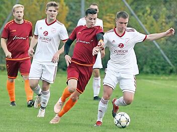 Das letzte Punktspiel in diesem Jahr hatten sich die Bezirksliga-Kicker des SC Sylvia Ebersdorf sicher anders vorgestellt. Beim FSV Buttenheim kassierten die Schützlinge von Trainer Dieter Kurth eine bittere 2:4-Schlappe und mussten die Tabellenführung an den direkten Kontrahenten abgeben. - In dieser Szene behauptet der Buttenheimer Patrick Kuwaczka (weißes Trikot) den Ball gegen den Ebersdorfer Tunahan Özer; im Hintergrund beobachtet Jakob Engelmann (links) den Zweikampf. Foto: Lisa Hümmer