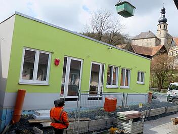 Das durch den Ausbau des Öltanks entstandene Loch am Eingang der Grundschule wird derzeit wieder geschlossen.