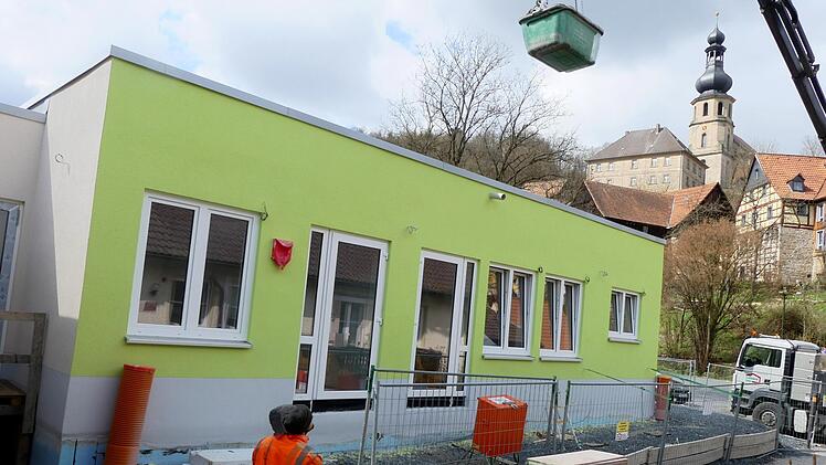 Das durch den Ausbau des Öltanks entstandene Loch am Eingang der Grundschule wird derzeit wieder geschlossen.