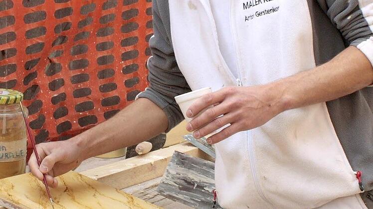 Echter Marmor ist teuer. Ihn zu "malen" will gelernt sein.