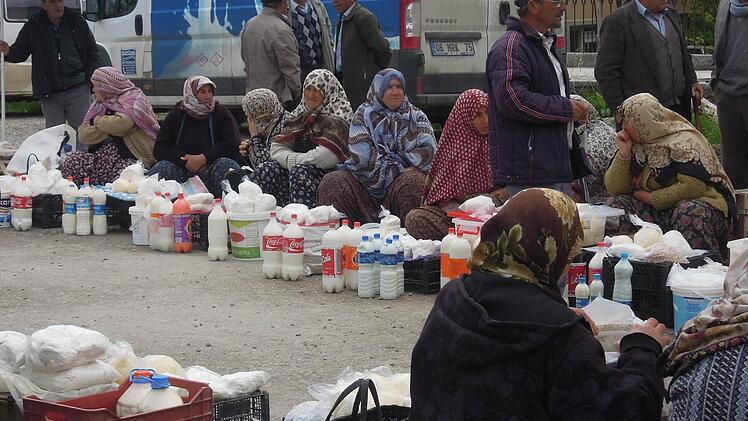 Frauen verkaufen auf der Straße.