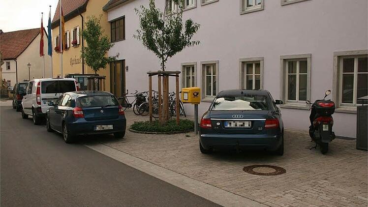 Oft sind es Fußwege oder Kurvenbereiche, die von parkenden Autos zugestellt werden. Foto: Alfred Molitor