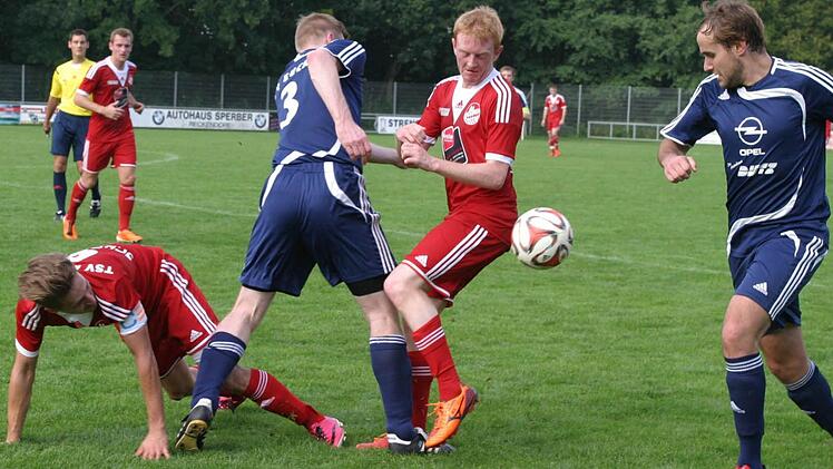 Verbissen wurde um jeden Ball gekämpft, hier mit dem Eberner Matthias Zürl (blaues Trikot, Nummer 3) und Jonas Ludewig (rechts), die das Leder erobern.