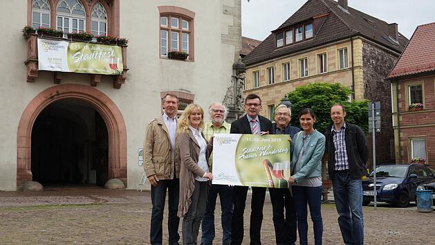 Die Spitze des Organisationsteams: Alfred Jeurink, Elfriede B&ouml;ck, J&uuml;rgen Stein, B&uuml;rgermeister Armin Warmuth, Hannes Deinlein, Daniela Schorn und Stefan St&ouml;th Foto: Arkadius Guzy