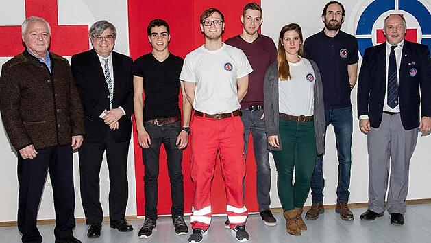 Mit einer neuen Vorstandschaft pr&auml;sentiert sich die Michelauer Wasserwacht (von links): B&uuml;rgermeister Helmut Fischer, BRK-Kreisgesch&auml;ftsf&uuml;hrer Thomas Petrak, Christoph M&uuml;ller und Jan Fischer (beide stellvertretende technische Leiter), Benjamin Schott (stellvertretender Jugendleiter), Anna-Marie Kastner (Jugendleiterin), Sebastian Hoffer (neuer Vorsitzender), Oliver Naumann (Stellvertretender Vorsitzender). Auf dem Bild fehlt der neue und alte technische Leiter Tobias Zirkelbach. Foto: kag