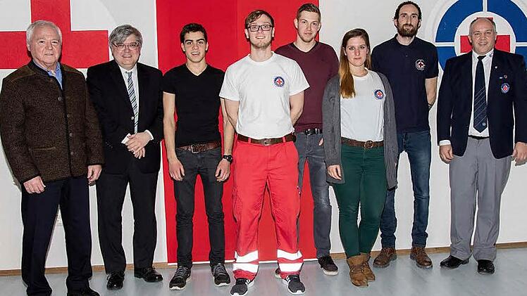 Mit einer neuen Vorstandschaft pr&auml;sentiert sich die Michelauer Wasserwacht (von links): B&uuml;rgermeister Helmut Fischer, BRK-Kreisgesch&auml;ftsf&uuml;hrer Thomas Petrak, Christoph M&uuml;ller und Jan Fischer (beide stellvertretende technische Leiter), Benjamin Schott (stellvertretender Jugendleiter), Anna-Marie Kastner (Jugendleiterin), Sebastian Hoffer (neuer Vorsitzender), Oliver Naumann (Stellvertretender Vorsitzender). Auf dem Bild fehlt der neue und alte technische Leiter Tobias Zirkelbach. Foto: kag