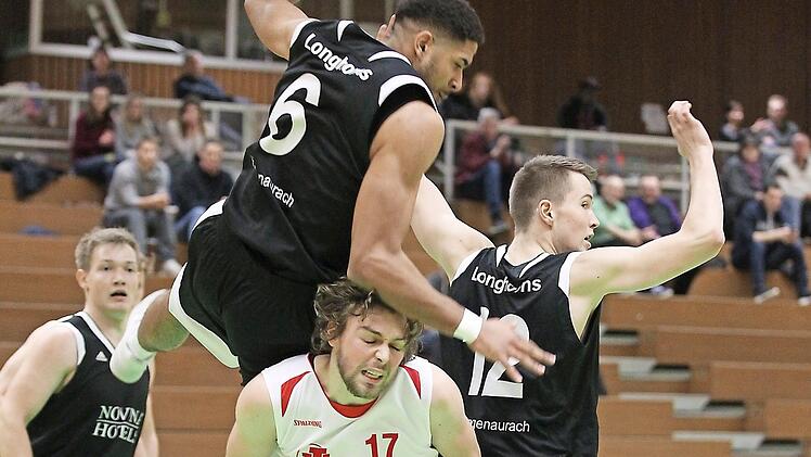 Marvin Omuvwie (Nr. 6) fällt auf die Finte des starken TTL-Neuzugangs Daniel Eisenhardt herein und kassiert ein Foul. Foto: sportpress