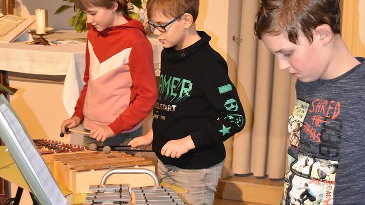Ein Teil der Instrumentalgruppe mit einem Wiegenlied  Foto: Uschi Prawitz