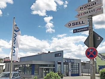 Auf Höhe des Tüvs im Ziegelwinkel soll der neue Gehweg entstehen. Foto: Stefanie Gleixner