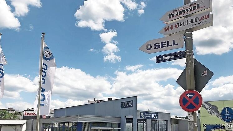 Auf Höhe des Tüvs im Ziegelwinkel soll der neue Gehweg entstehen. Foto: Stefanie Gleixner