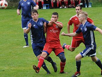 Oberthulbas Luca Fu&szlig; (rechts) und Auras Jannik Schmitt (links daneben) werfen sich ins Kopfballduell. Foto: ssp