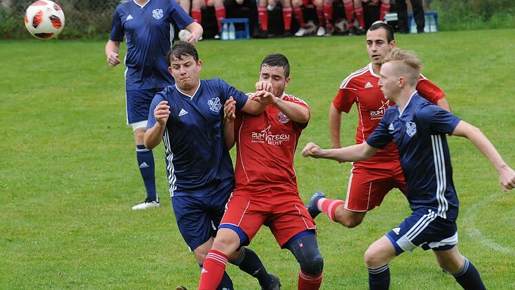 Oberthulbas Luca Fu&szlig; (rechts) und Auras Jannik Schmitt (links daneben) werfen sich ins Kopfballduell. Foto: ssp