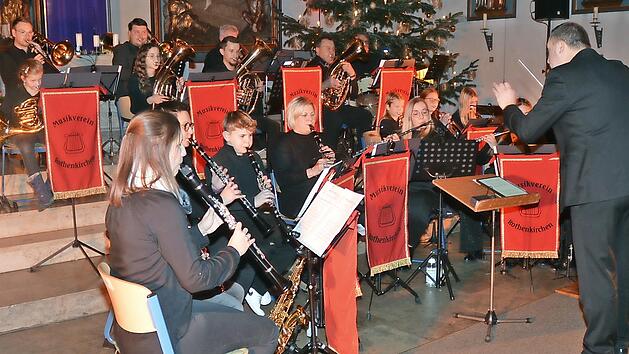 Dirigent Roman Steiger zeigte ein einf&uuml;hlsames Dirigat beim Deb&uuml;t der J&uuml;ngsten vor gro&szlig;em Publikum. Jeder Ton war wochenlang einstudiert, die verschiedenen Instrumente waren in Harmonie gebracht worden.