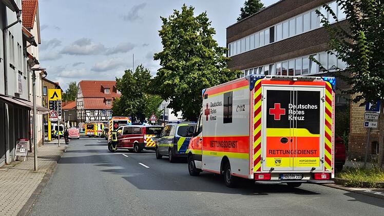 Auto rast durch Fu&szlig;g&auml;ngerzone