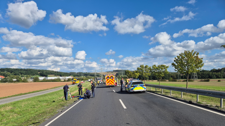Schwerer Unfall auf B303 bei Sonnefeld &ndash; Biker schwebt in Lebensgefahr