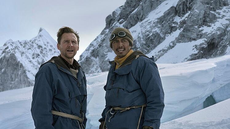 Edmund Hillary (Tom Hiddleston, links) und  Tenzing Norgay (Genden Phuntsok) gelingt 1953, was niemals zuvor ein Mensch schaffte: Sie besteigen den Mount Everest.