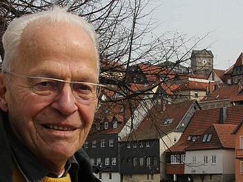 Von vielen Stellen der Stadt kann man den Stadtturm und natürlich auch die Uhr sehen. Gerhard Spörl hat dafür gesorgt, dass die Zeiger richtig stehen.  Foto: Vanessa Schneider