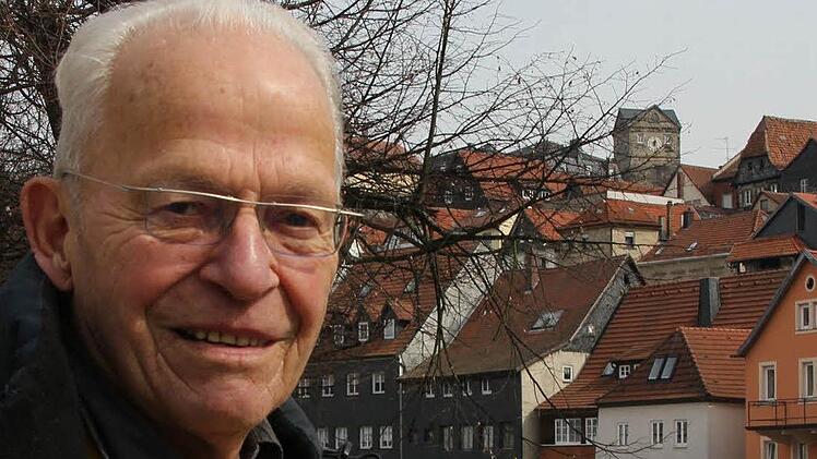 Von vielen Stellen der Stadt kann man den Stadtturm und natürlich auch die Uhr sehen. Gerhard Spörl hat dafür gesorgt, dass die Zeiger richtig stehen.  Foto: Vanessa Schneider