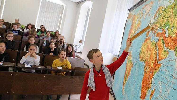 Augustin zeigt, wo seine Heimat liegt: Er kommt ursprünglich aus Frankreich und ist mit seinen Eltern nach Deutschland gezogen. Foto: Barbara Herbst