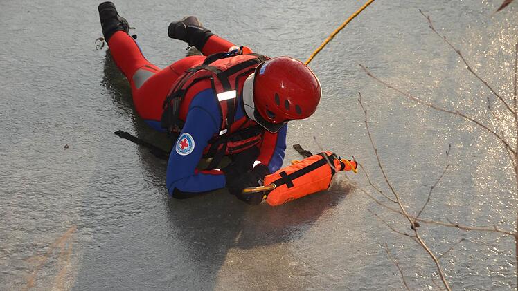 Ein Großaufgebot an Rettungskräften suchte an der Saale nach einem Mann, der ins Eis eingebrochen sein soll. Foto: Peter Rauch