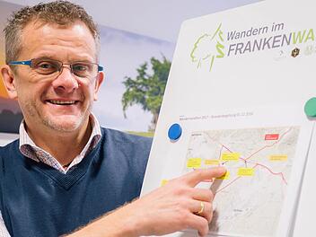 Markus Franz informiert über den Wandermarathon. Foto: Marian Hamacher