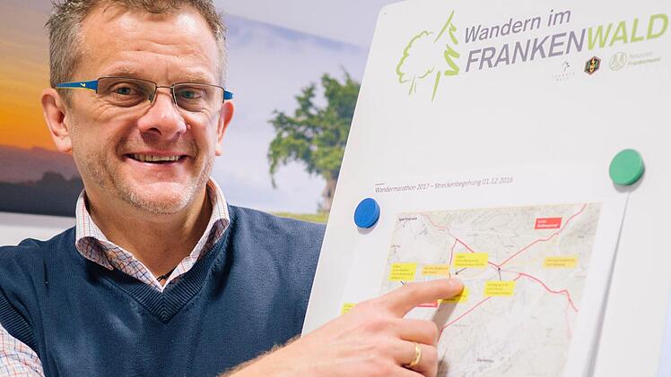 Markus Franz informiert über den Wandermarathon. Foto: Marian Hamacher