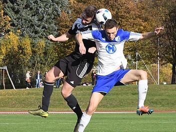 Seine Tore braucht der FC 06 Bad Kissingen, um in Sachen Meisterschaft und Landesliga-Aufstieg am Ball zu bleiben: der bislang 18 mal erfolgreiche Andrei Puscas (rechts). Foto: Hopf