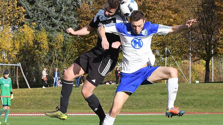 Seine Tore braucht der FC 06 Bad Kissingen, um in Sachen Meisterschaft und Landesliga-Aufstieg am Ball zu bleiben: der bislang 18 mal erfolgreiche Andrei Puscas (rechts). Foto: Hopf