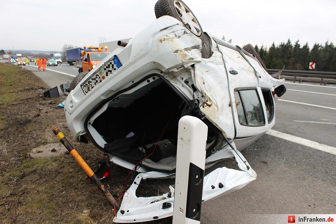 Autos überschlagen sich auf A9 bei Trockau - Ein Schwerverletzter
