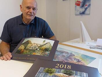 Wolfgang Schmidt  mit dem 2018er-Kalender Foto: Pauline Lindner