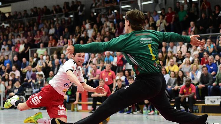 Durch die Beine und ab ins Netz: HSC-Bad-Neustadt-Linksaußen Martin Bieger überwindet Northeims Torwart Frederic Stammer und erzielt eines seiner zwei Tore. Anand Anders