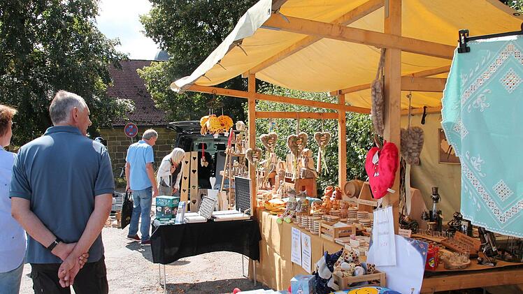 Beim Standmarkt herrschte lebhaftes Treiben.Herbert Fischer