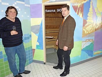 Der Künstler Heinz Volk mit Bürgermeister Stefan Frühbeißer vor der künstlerisch gestalteten neuen Sauna  Foto: Thomas Weichert
