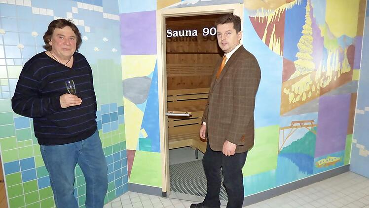 Der Künstler Heinz Volk mit Bürgermeister Stefan Frühbeißer vor der künstlerisch gestalteten neuen Sauna  Foto: Thomas Weichert