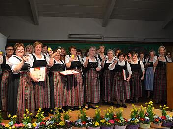 Auf der Bühne wird noch einmal das 30-jährige Bestehen des Landfrauenchores in den Fokus gerückt. Foto: Gabi Bertram