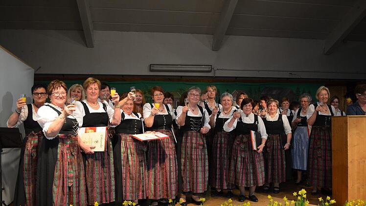 Auf der Bühne wird noch einmal das 30-jährige Bestehen des Landfrauenchores in den Fokus gerückt. Foto: Gabi Bertram
