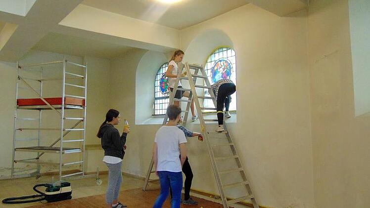Die "Minis" und die katholische Jugend Teuschnitz wandelten die Unterkirche zum Begegnungsort um.Heike Schülein