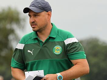 Kann nicht zufrieden sein: DJK-Trainer Mario Bail Foto: sportpress