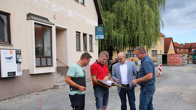 Ortsreferent Fabian Nöth, Oberbauleiter Steffen Kiesel, Bürgermeister Michael Kastl und Reiner Straub vom Münnerstädter Bauamt besprachen nach der Hauptausschusssitzung Details zum erweiterten Ausbau der Reichenbach Ortsmitte. Foto: Thomas Malz