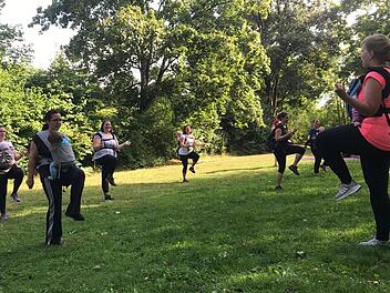 Ob auf dem Bauch oder auf dem Rücken. Sport mit Baby ist möglich und kann Spaß machen. Fotos: Daniel Ruppert