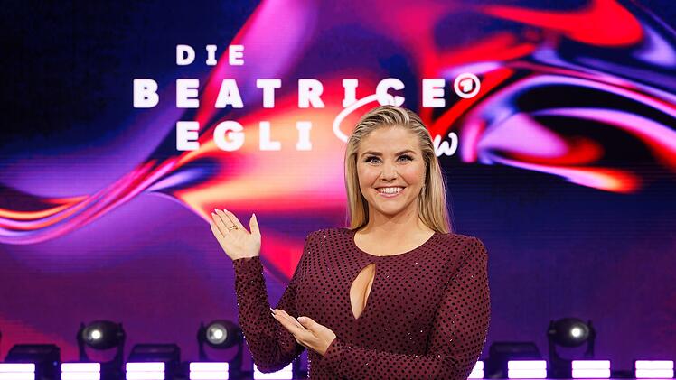 In der ARD-Sendung "Beatrice Egli Show" blickt Gastgeberin Beatrice Egli nicht nur auf die musikalischen Highlights des Jahres.