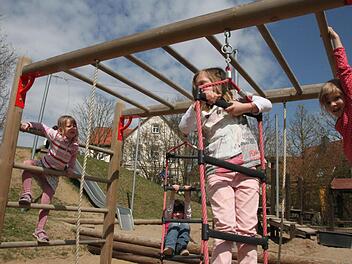 Die alte Schule von Kleinwenkheim (Haus im Bildhintergrund) bietet gute Voraussetzungen als Ersatzkindergarten. Die Kinder finden auf zwei Stockwerken ausreichend Platz und vor der Haustüre liegt gleich der Spielplatz. Foto: Heike Beudert