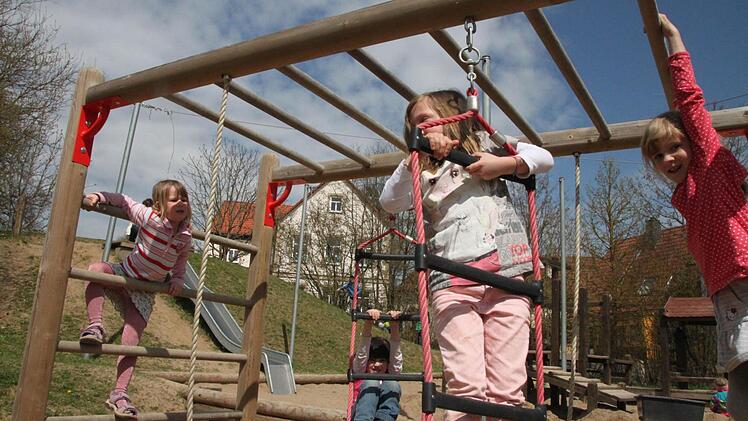 Die alte Schule von Kleinwenkheim (Haus im Bildhintergrund) bietet gute Voraussetzungen als Ersatzkindergarten. Die Kinder finden auf zwei Stockwerken ausreichend Platz und vor der Haustüre liegt gleich der Spielplatz. Foto: Heike Beudert