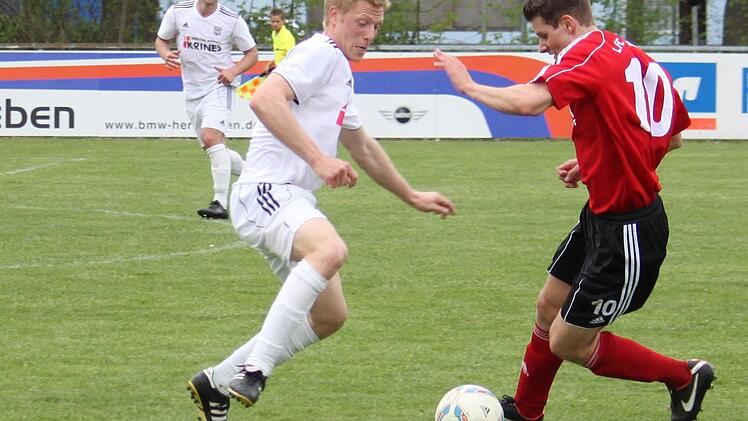 Stefan Nöthling (vorne links, dahinter Bernd Pankratz) war gegen die DJK Bamberg der Garant dafür, dass beim FC Sand die Null stand. Auch in Kahl will der routinierte Spieler die Sander Hintermannschaft mit festigen.