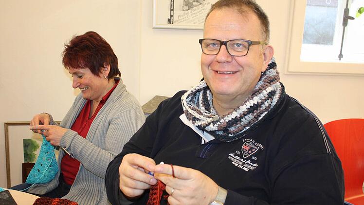 Klaus Huber fährt extra aus Erlangen-Eltersdorf nach Uehlfeld zum Häkeln. Bei den Frauen wie Rieke Klötzel ist er ein gern gesehener Gast. Foto: Sonja Werner