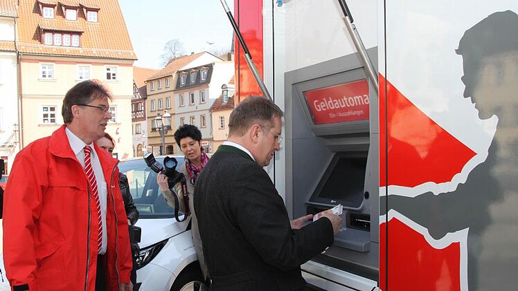 Der Test: OB Henry Schramm am Geldautomaten.