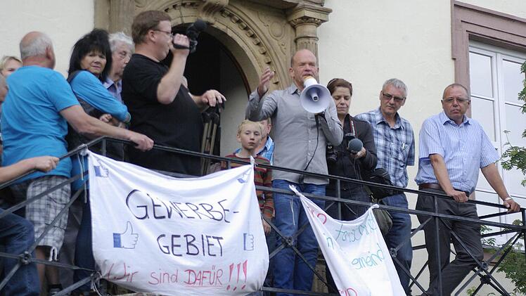 Bürgermeister Karlheinz Kickuth bat nach der nichtöffentlichen Sitzung auf der Freitreppe des Rathauses vor den Protestlern um Sachlichkeit. Die Entscheidung zum Gewerbegebiet liege beim Marktgemeinderat, erinnerte er.   Fotos: Winfried Ehling