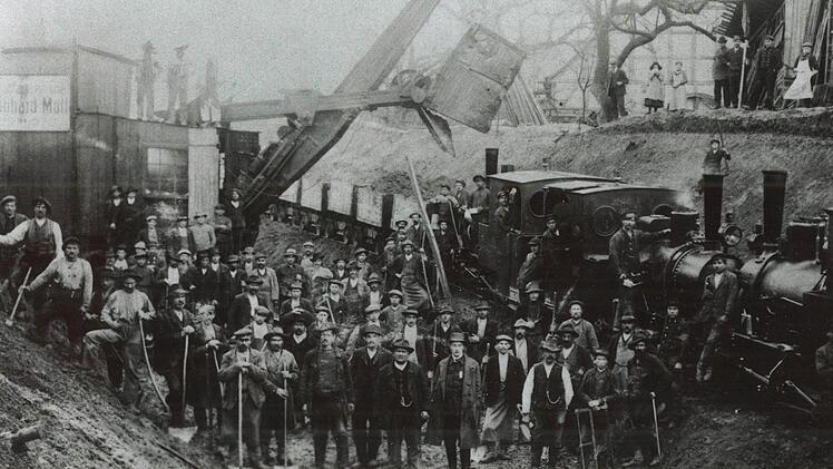 Ab dem Jahr 1919 wurde die Eisenbahnstrecke Hammelburg - Bad Kissingen (rechts Hüterturm) gebaut.  Foto: Privatarchiv Josef Kirchner/ Erich Hutzelmann